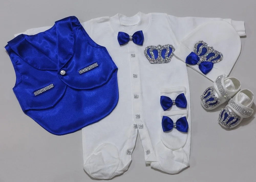 Detalle del look con accesorios tipo joya