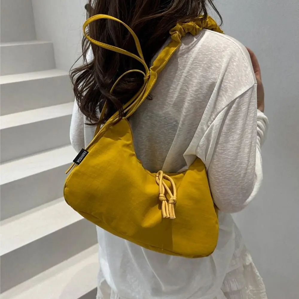 Bolso dumpling plisado de nailon ligero con cordón para hombro - imagen 5
