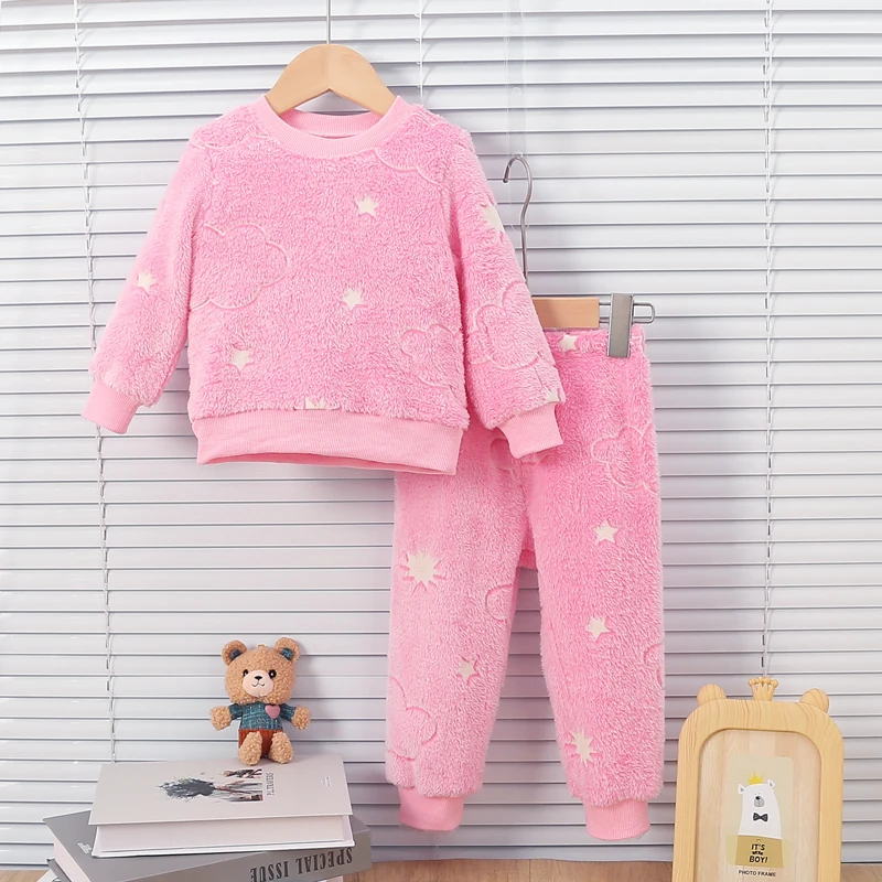 Pijama de forro polar rosa suave para bebé