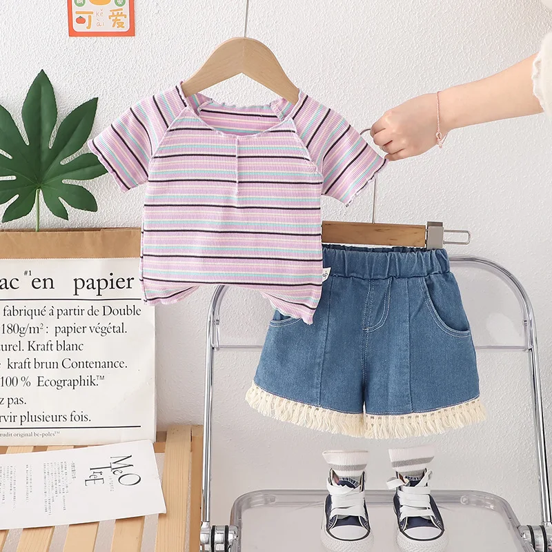 Conjunto de verano para niña a rayas de camiseta y pantalón corto - imagen 3