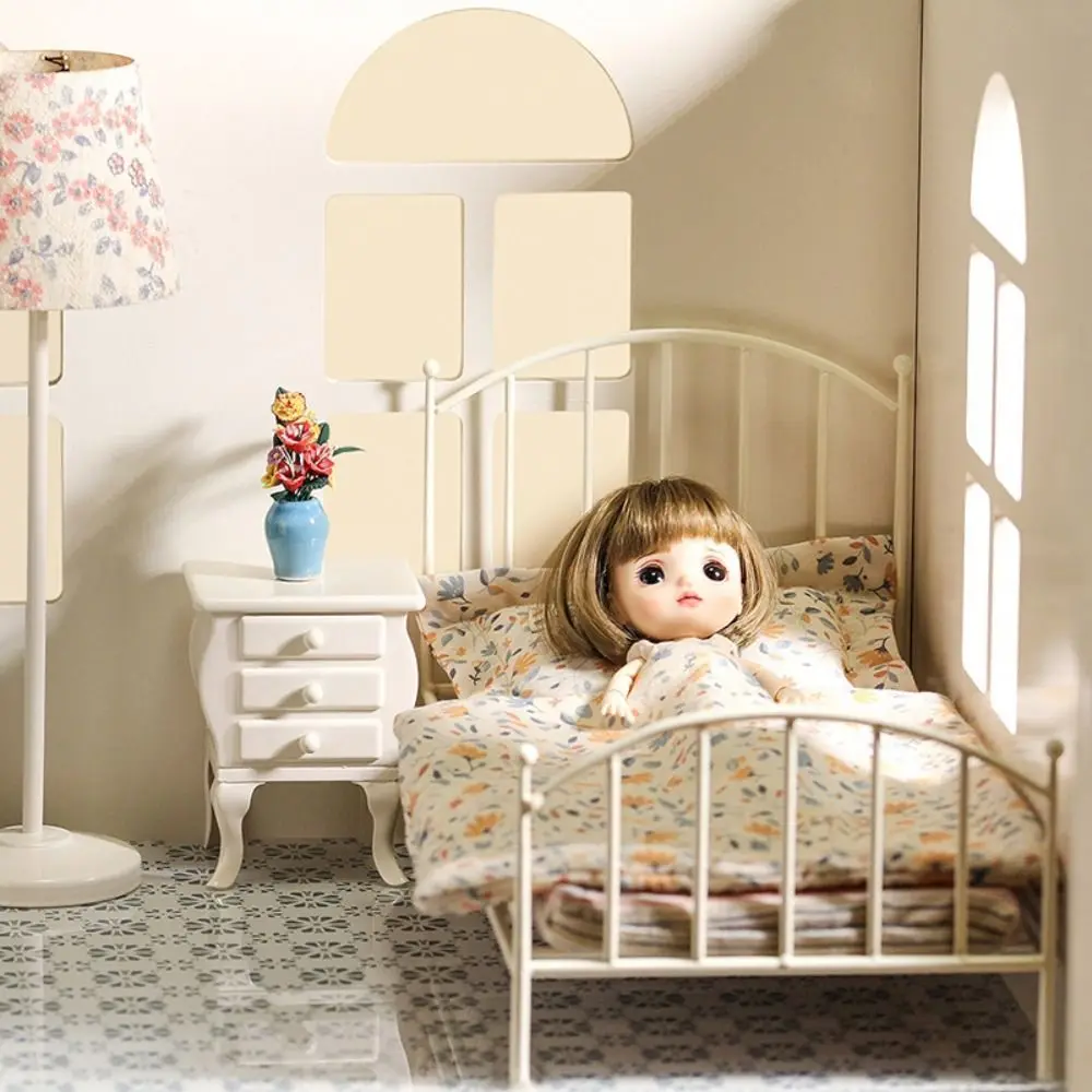 Cama europea de hierro en miniatura con diseño minimalista blanco