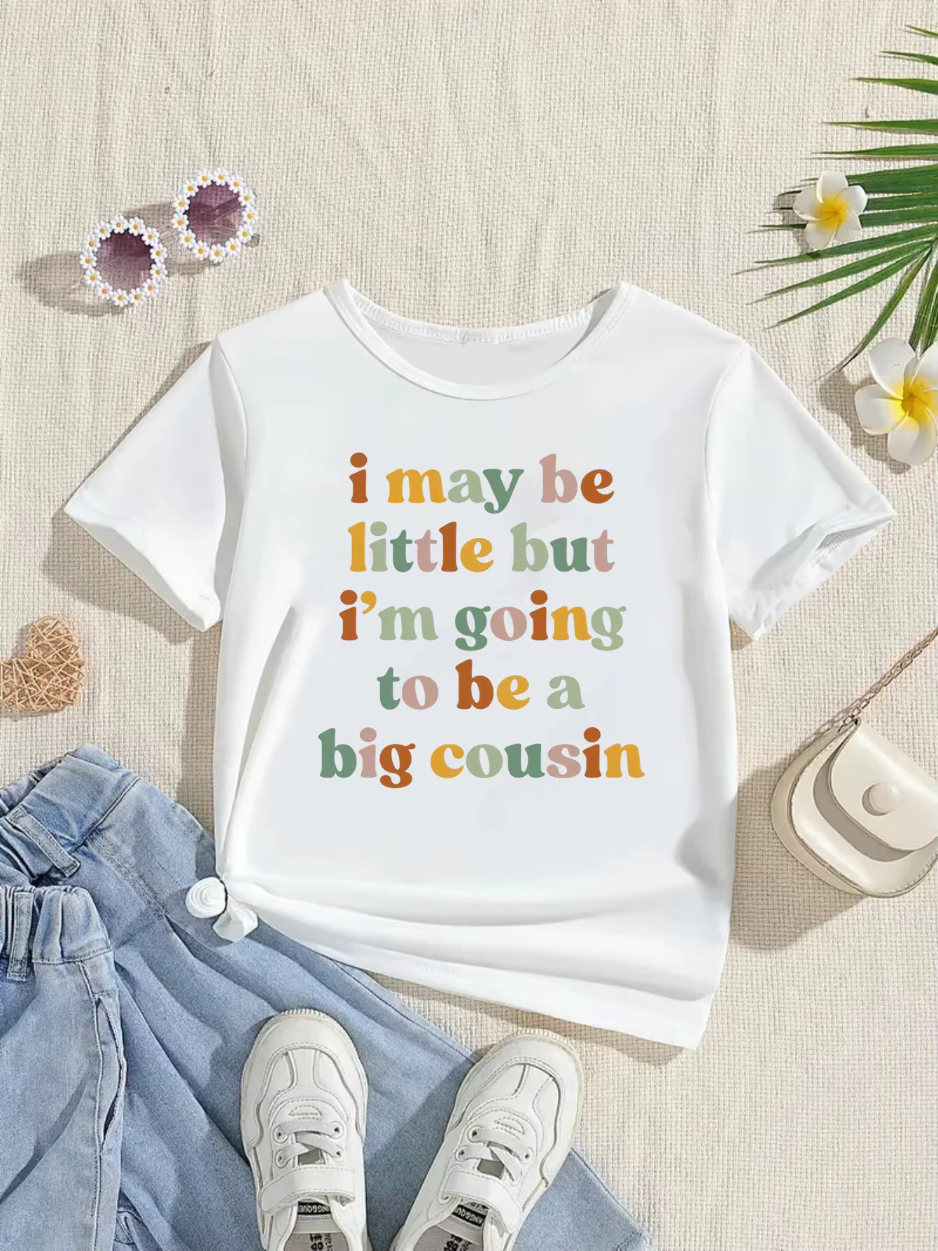 Niña usando la camiseta en entorno exterior