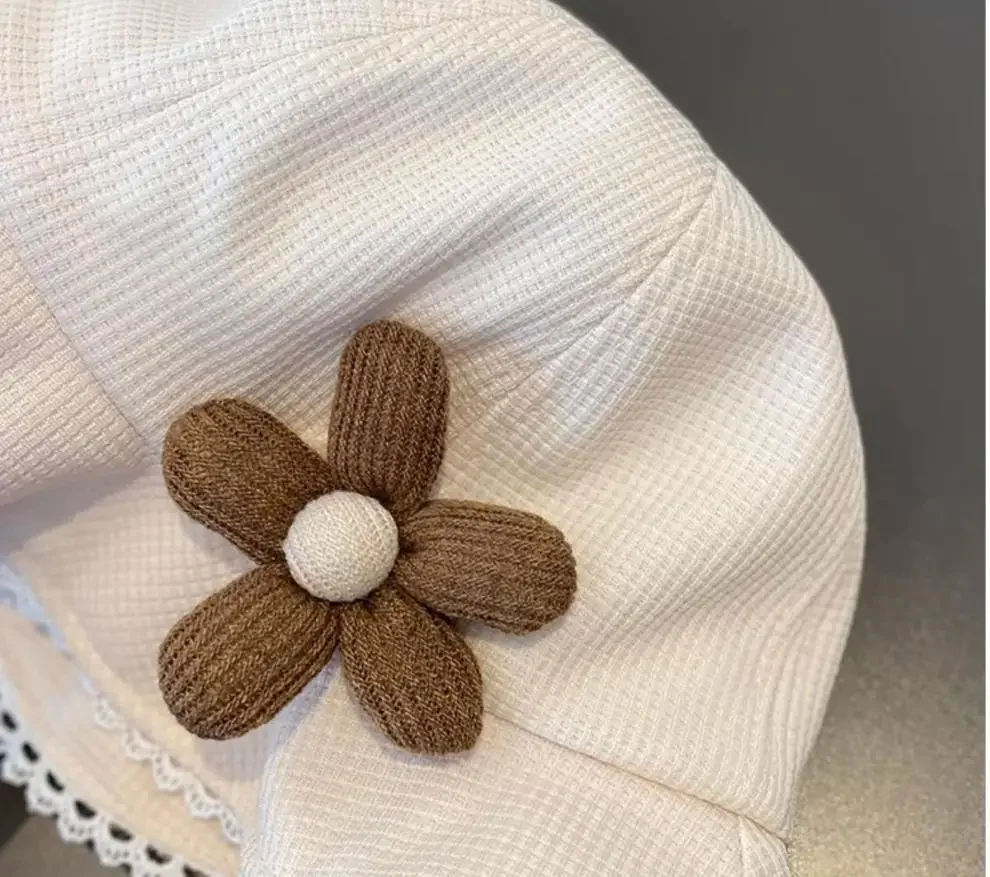 Sombrero combinado con ropa veraniega