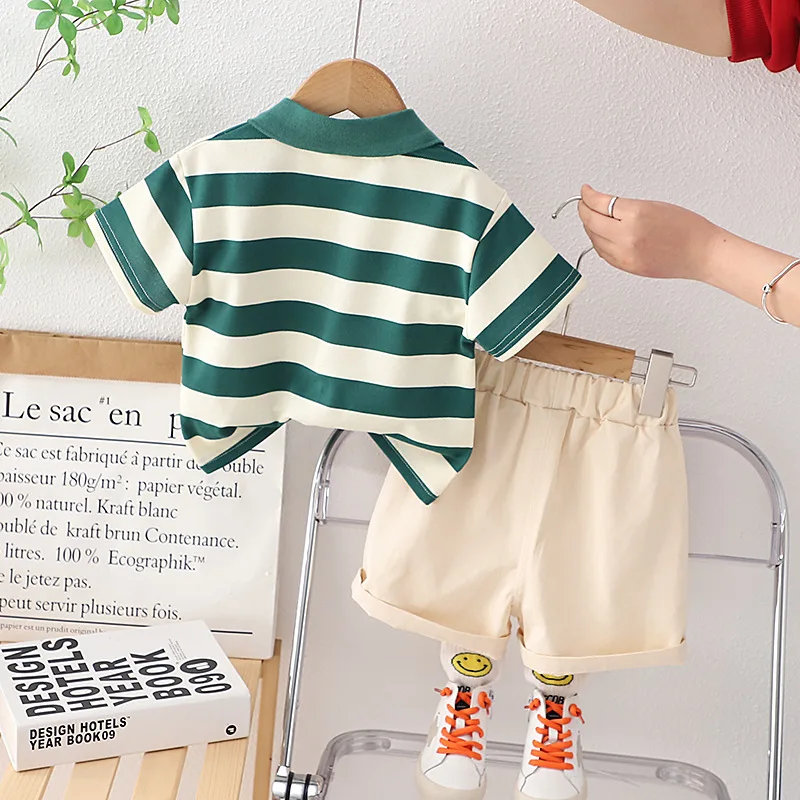 Familia usando conjunto veraniego infantil a rayas en dos colores distintos