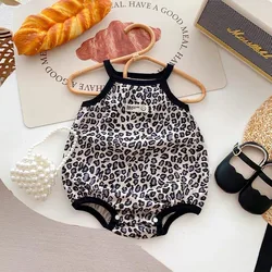 Mono de bebé de verano fino con estampado leopardo tipo peto