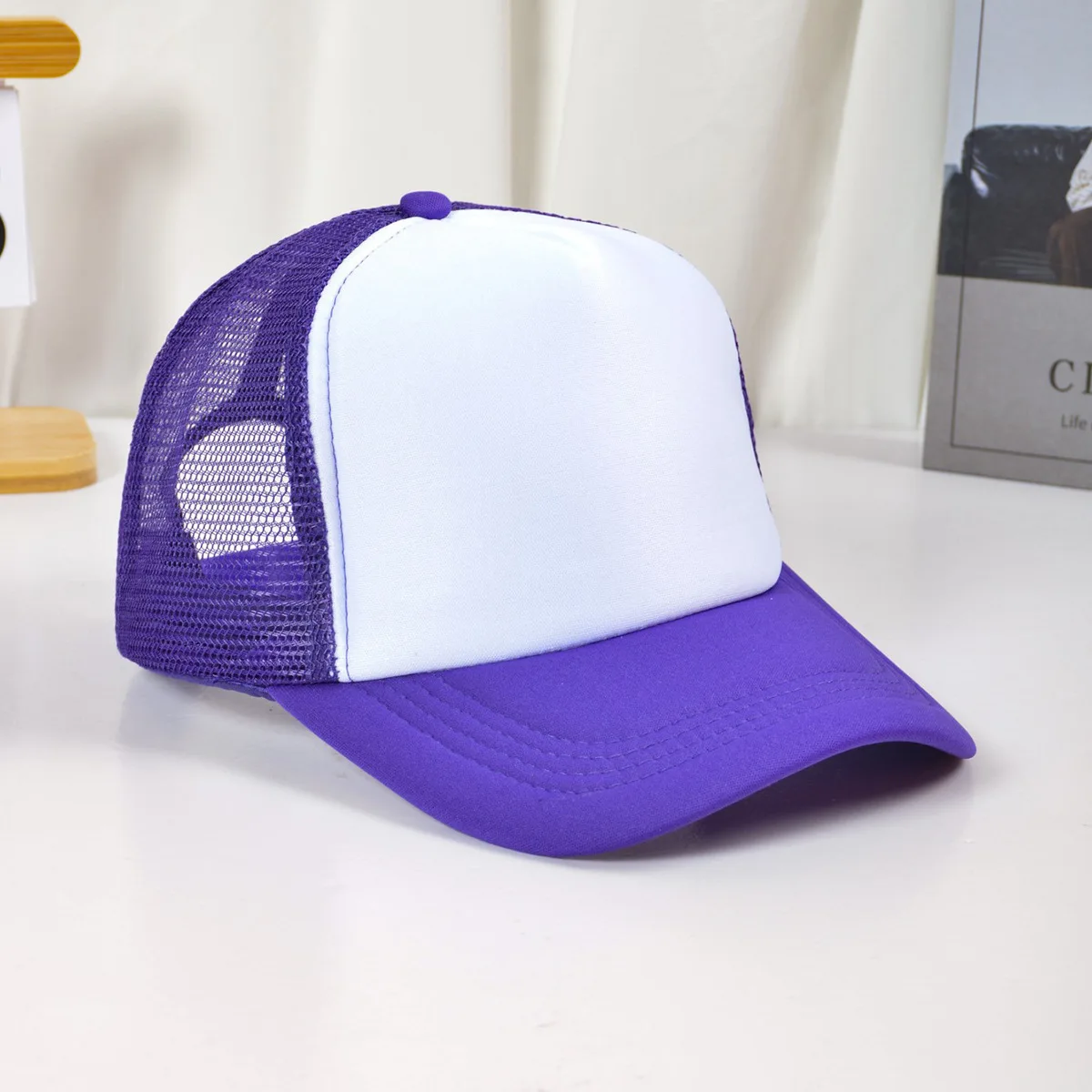 Gorra puesta en niña sonriendo al aire libre