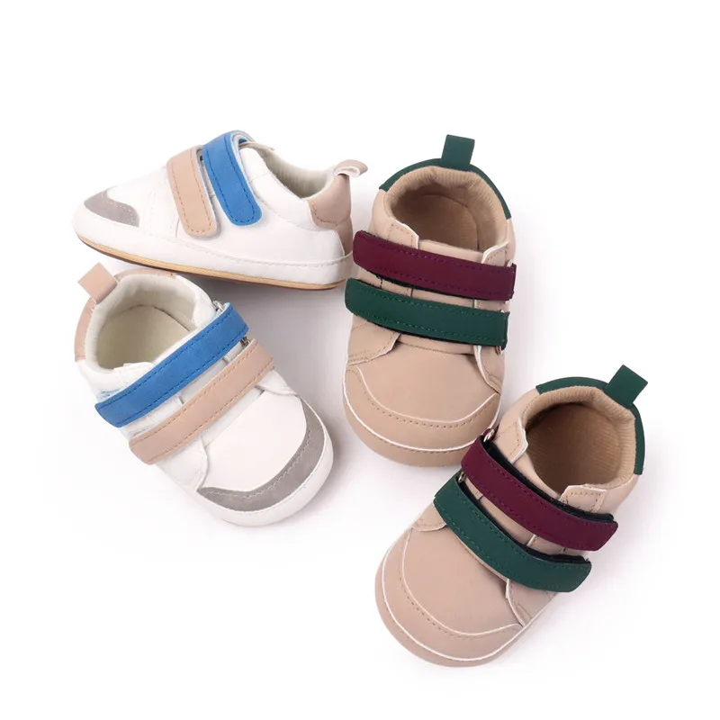 Zapatillas de bebé en blanco y caqui