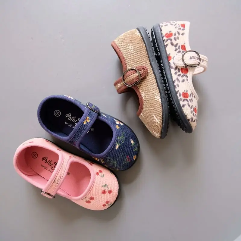 Diseño retro y estampado floral para niñas