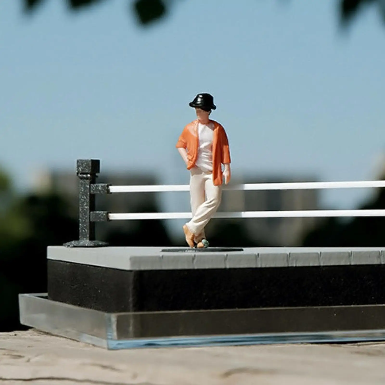 Figura Dior de resina infantil masculina, diorama mini - imagen 4