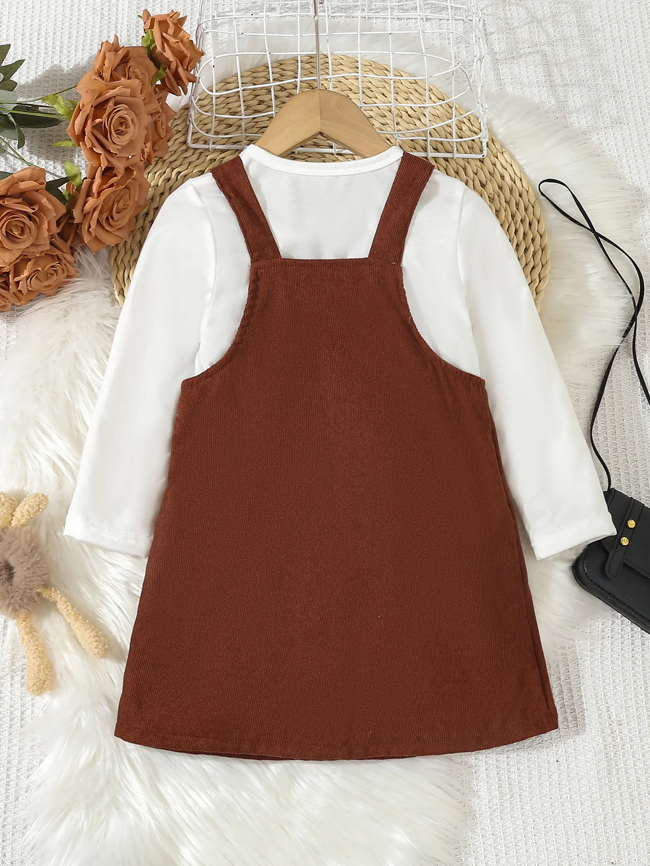 Conjunto niña otoño-invierno: vestido pana bordada y camisa blanca - imagen 5