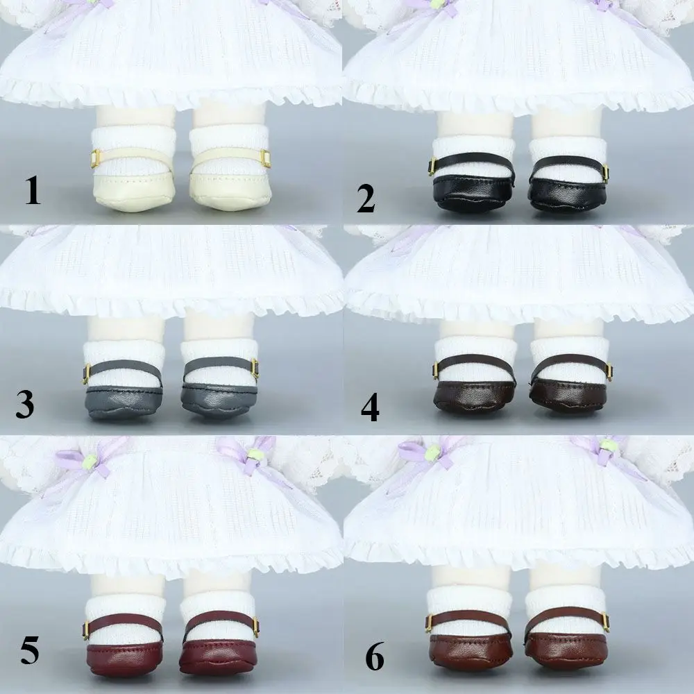 Detalle de botas para muñeca con suela y cierre, estilo princesa