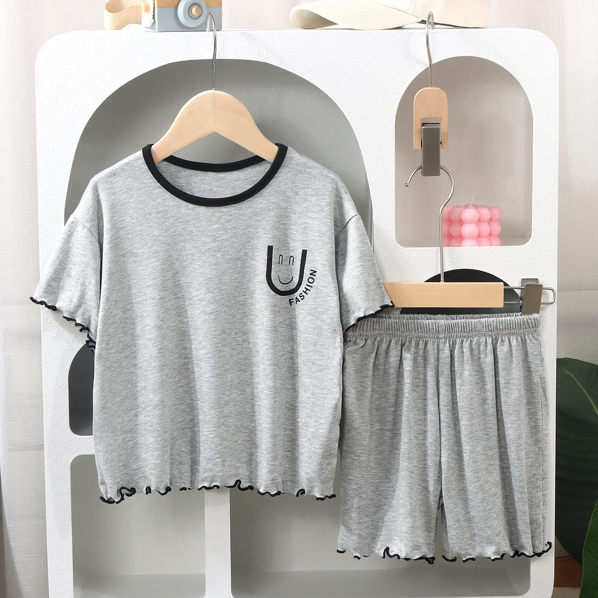 Variedad de colores en pijamas infantiles de algodón