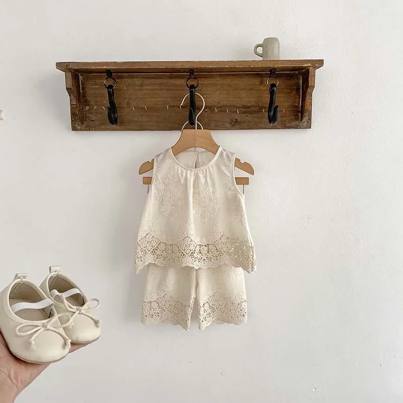 Conjunto de bebé verano: chaleco encaje y pantalón floral bordado
