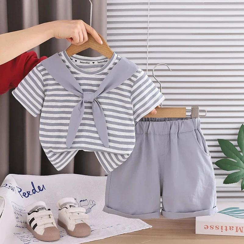 Detalle del estampado y las rayas del conjunto infantil