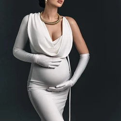 Vestido de maternidad ajustado de un hombro con escote en V
