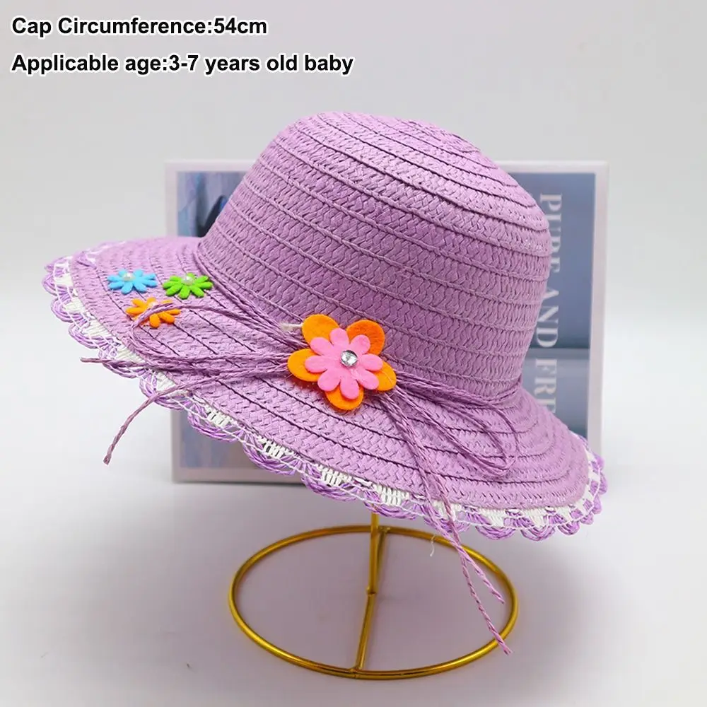 Sombrero de paja infantil con decoración floral y ala ancha