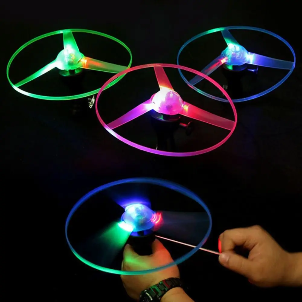 Juguete volante LED parpadeante con cuerda y giro para parques - imagen 4