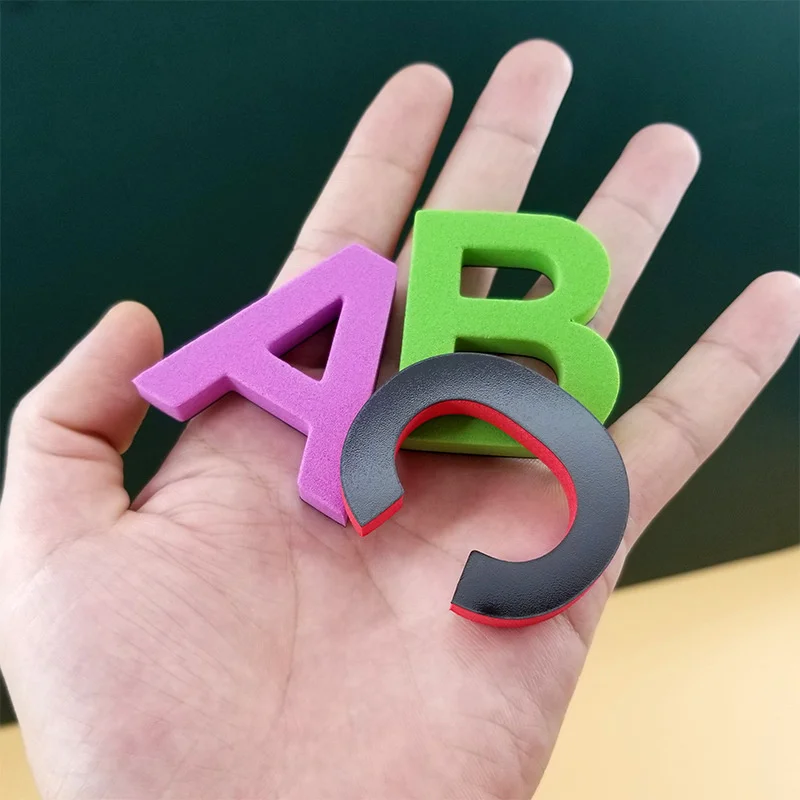 Caja con letras magnéticas de regalo con diseño festivo