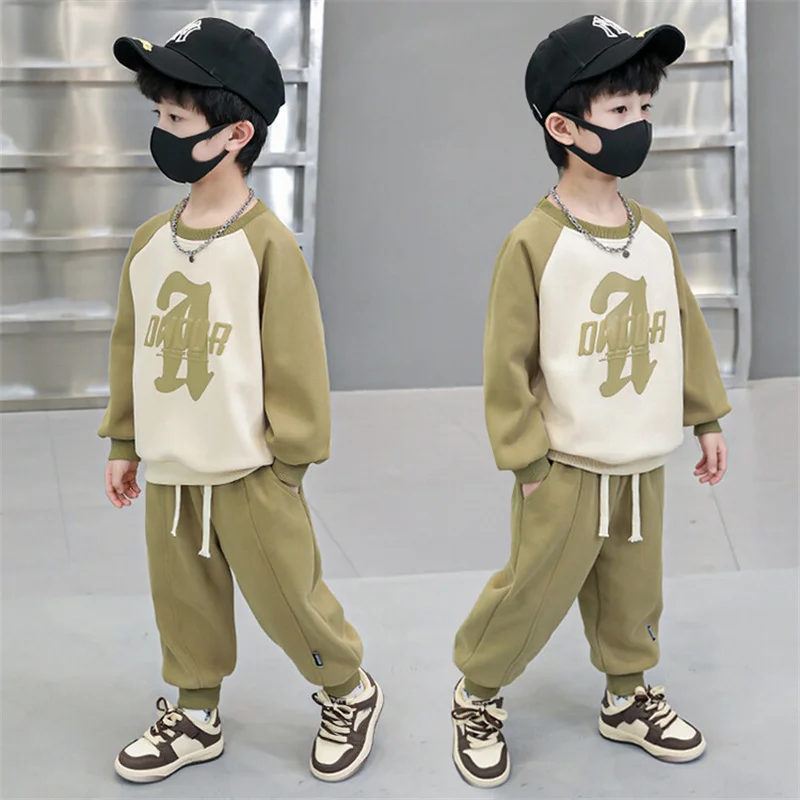 Conjunto deportivo para niños con letras y bloques de color - imagen 4