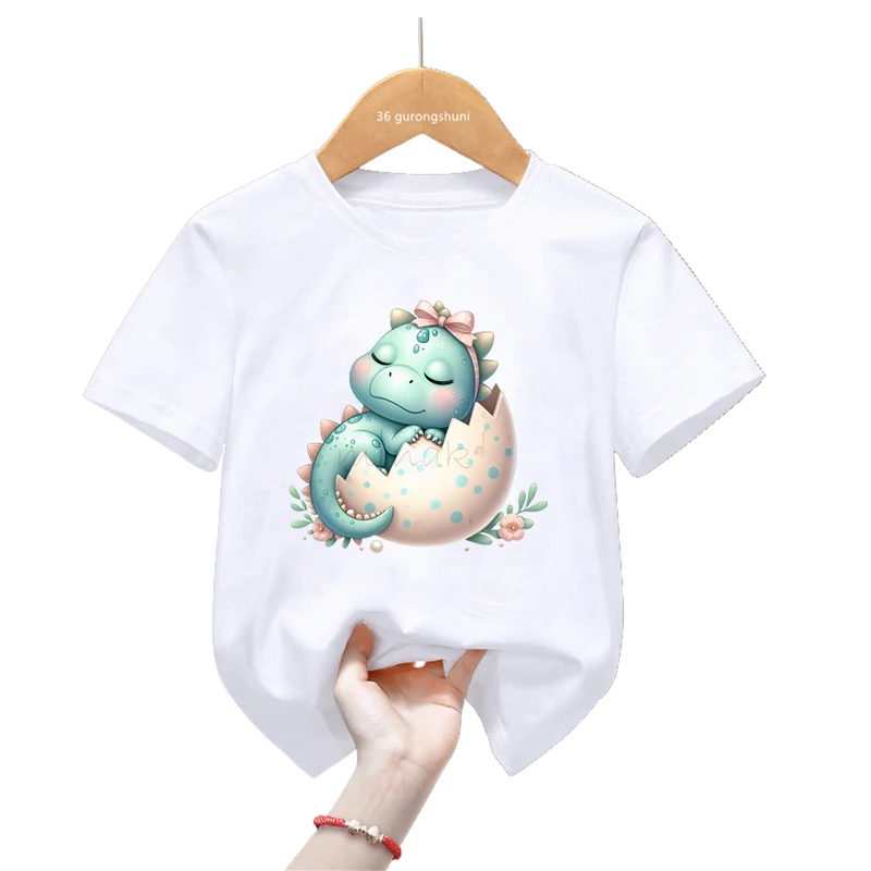 Niña usando la camiseta en un parque