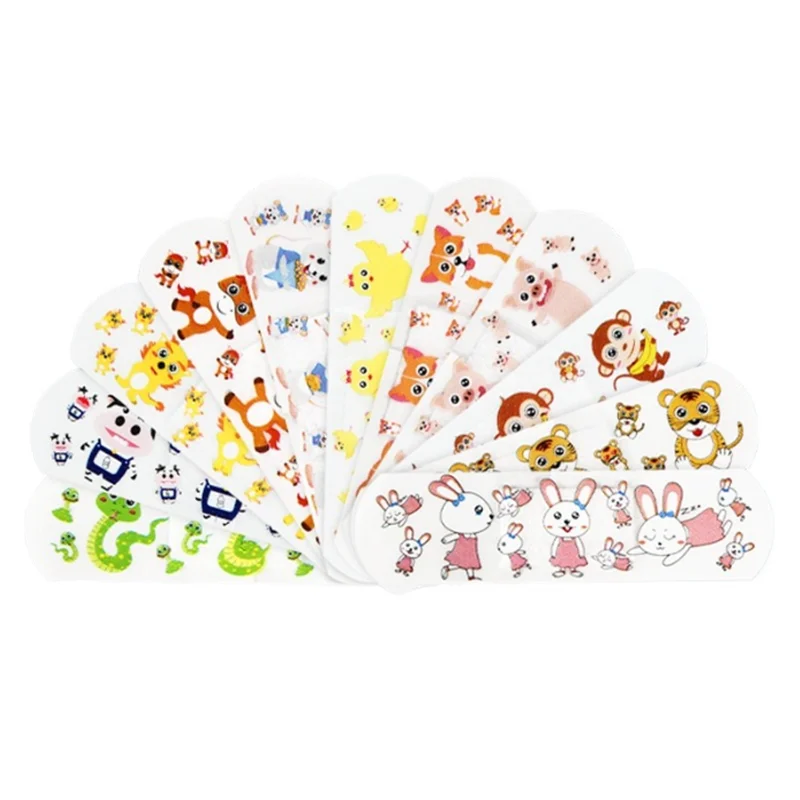 Set de tiritas infantiles con dibujos animados en varios colores y patrones