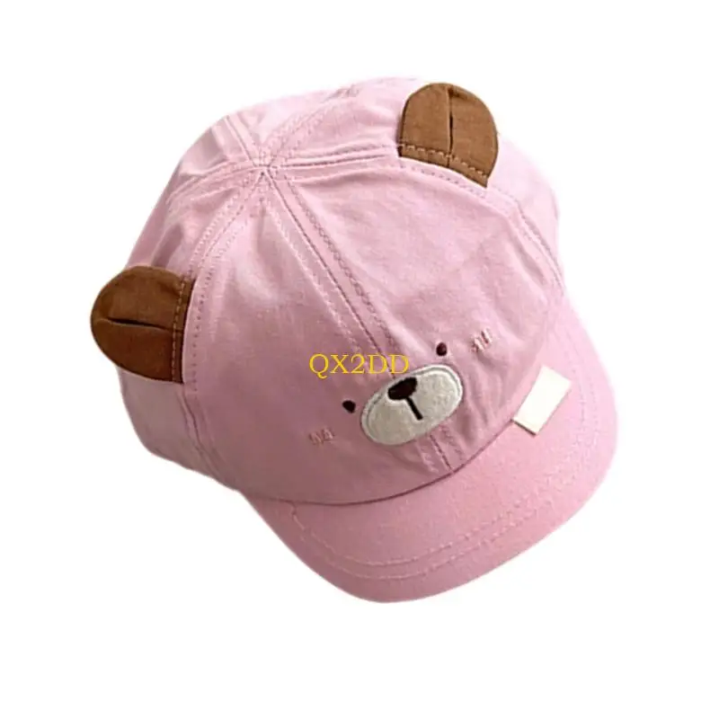 Detalle del bordado animal y la visera de la gorra