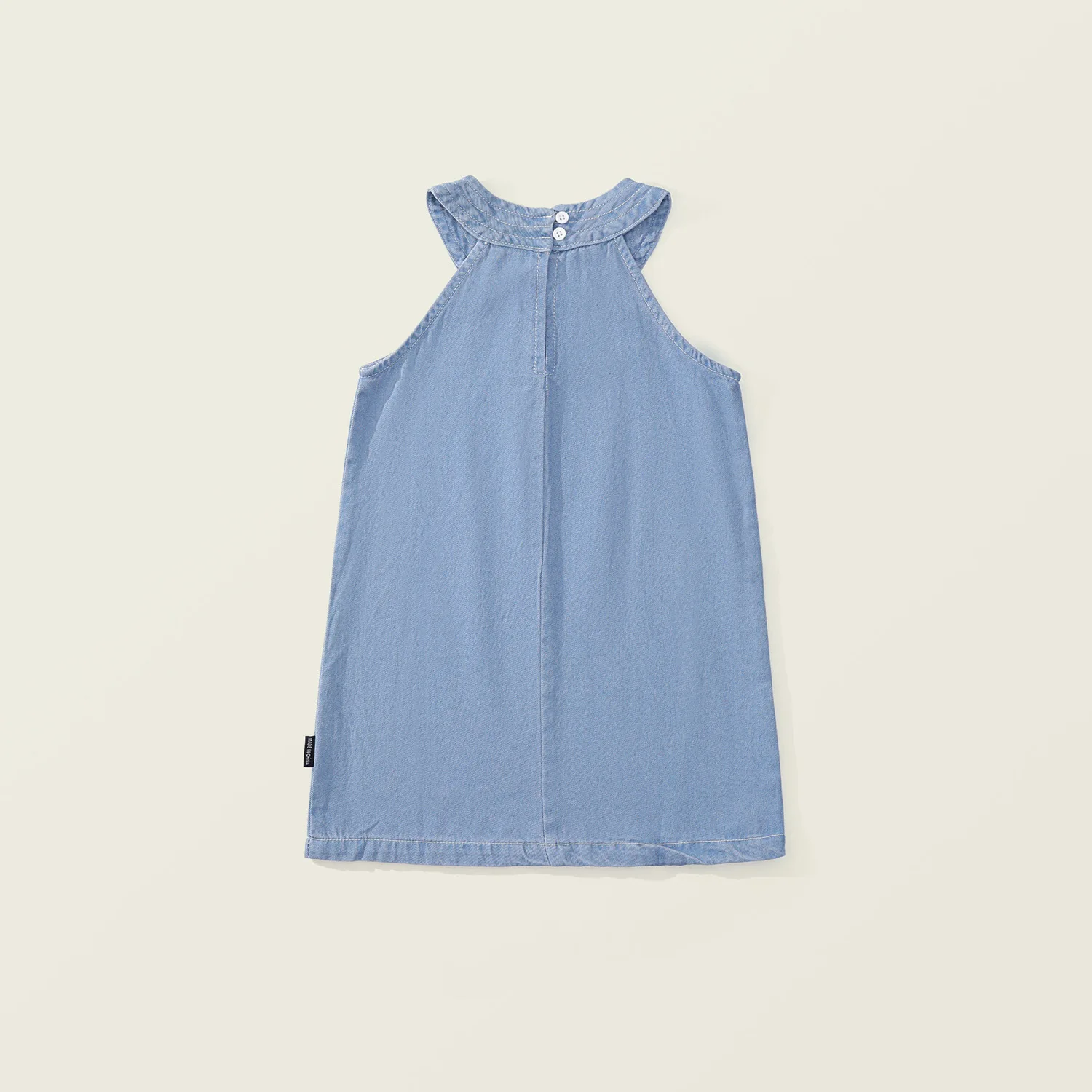 Detalle del diseño vaquero y caída del vestido