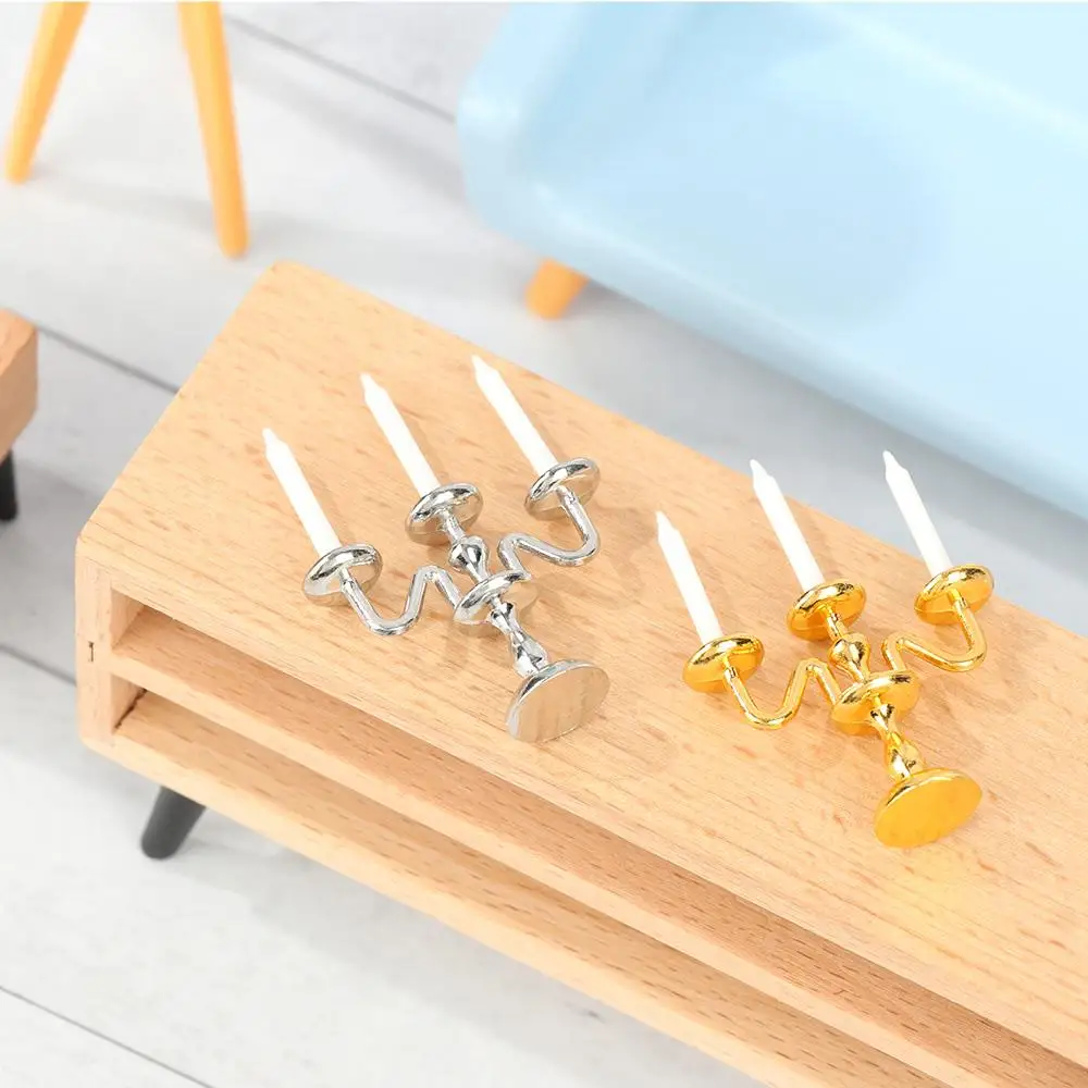 Escena de comedor con candelabro miniatura