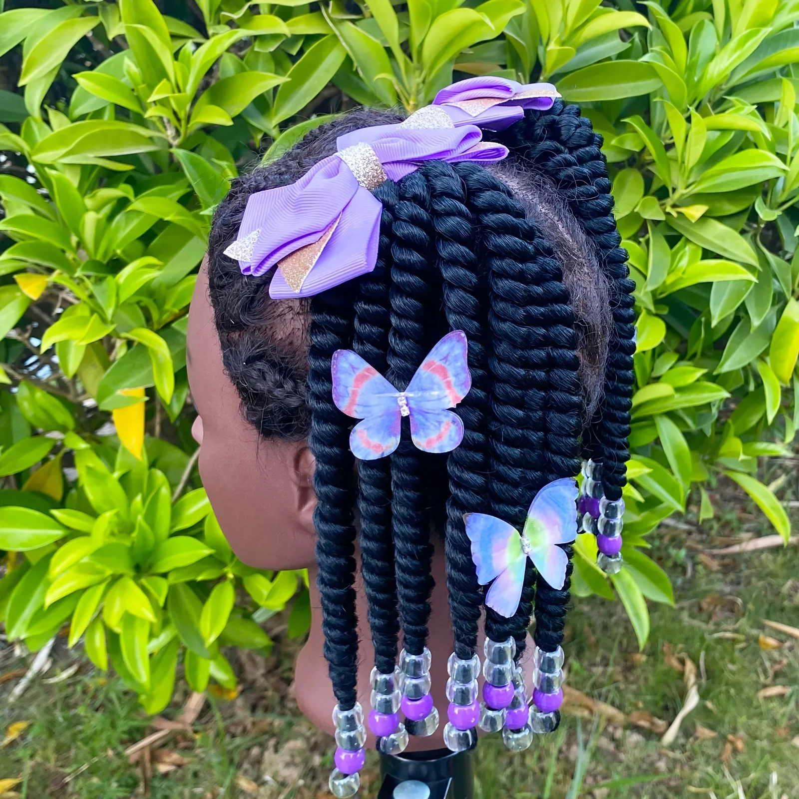 Coleta trenzada con lazo de mariposa y cuentas