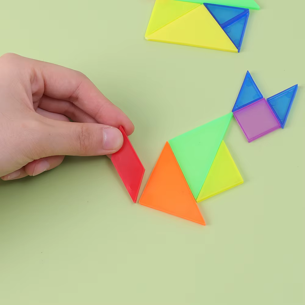 Juego en familia con el rompecabezas Tangram