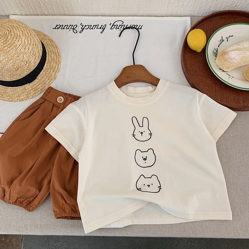 Camiseta infantil de cuello redondo y estampado