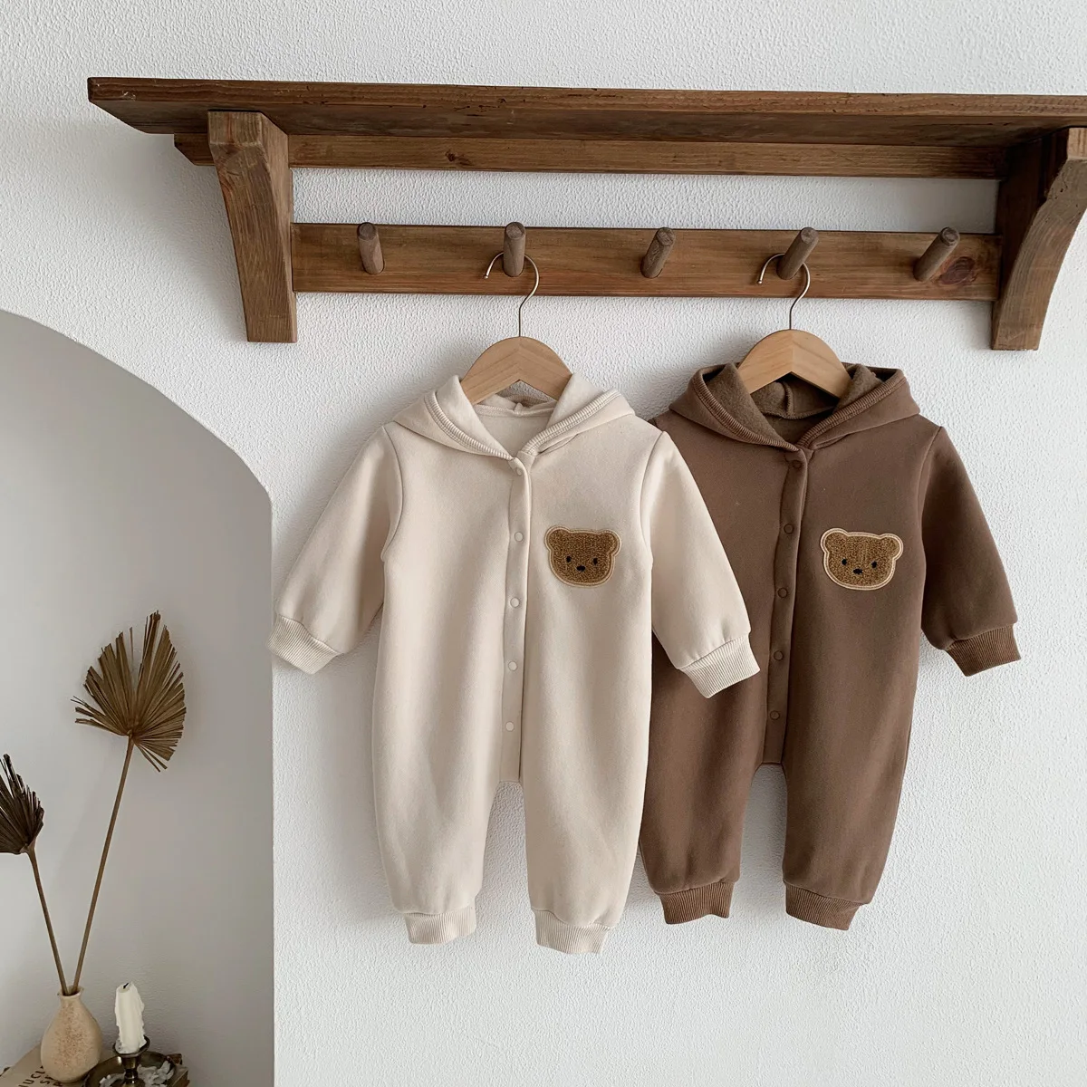 Detalle del diseño de oso en el body