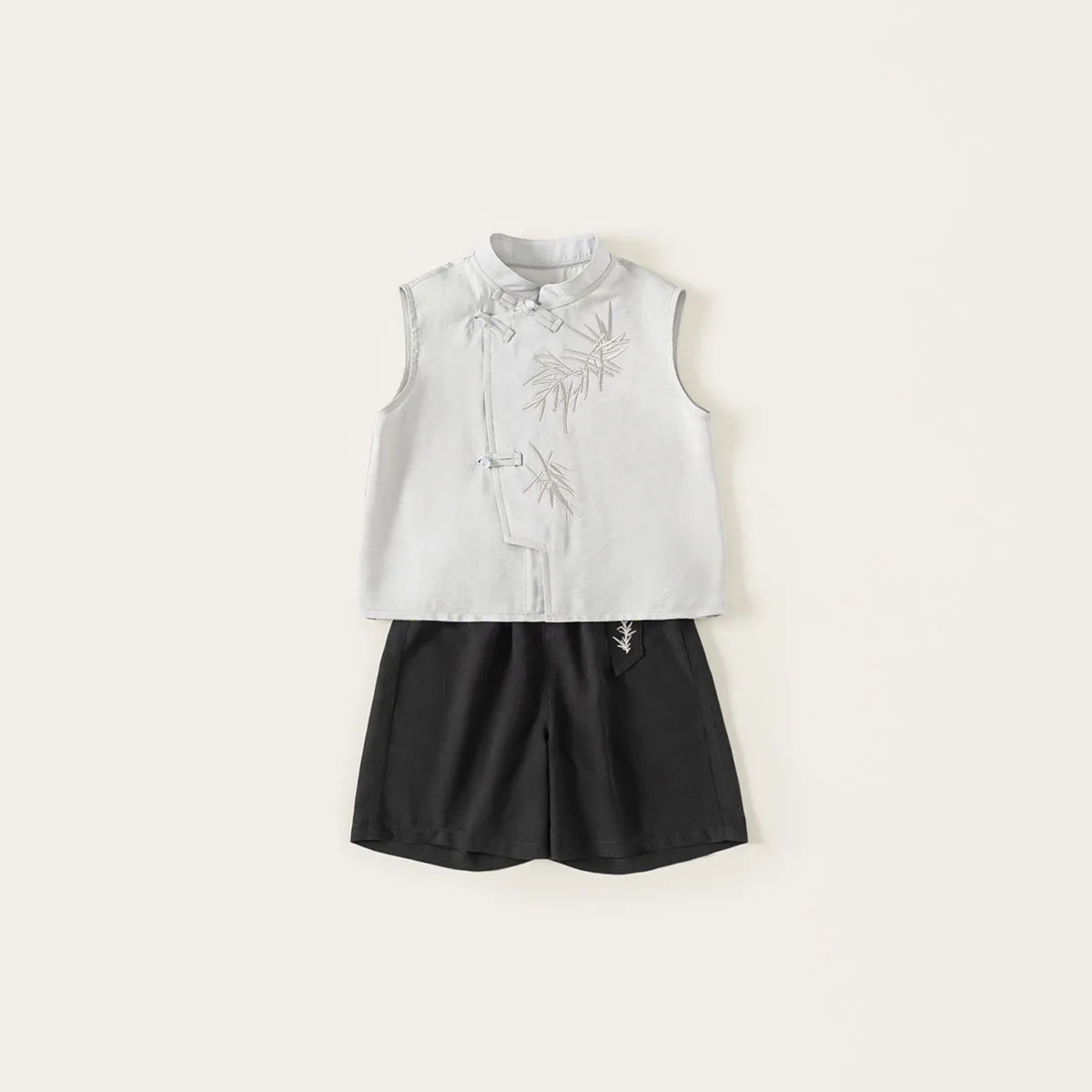 Conjunto infantil de verano con top sin mangas y pantalones cortos