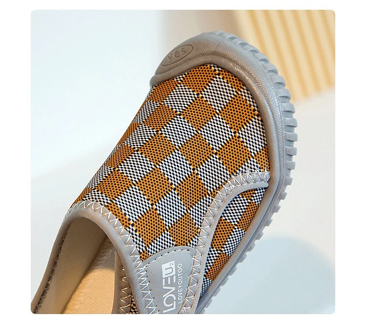 Zapatilla infantil de malla