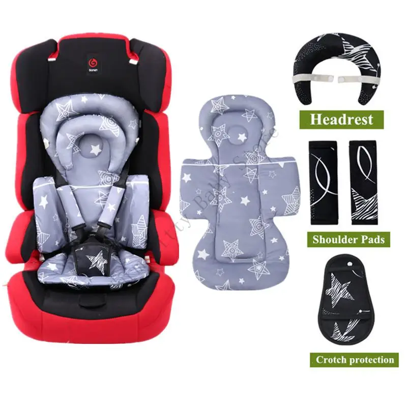 Cojín colocado en silla de coche con bebé simulado