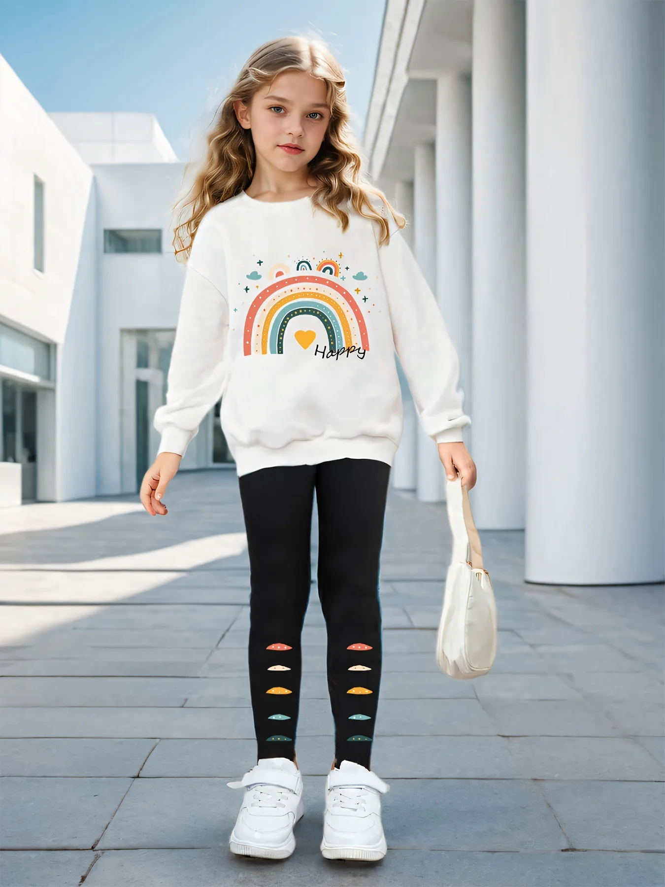 Detalle del estampado de arcoíris en la sudadera infantil