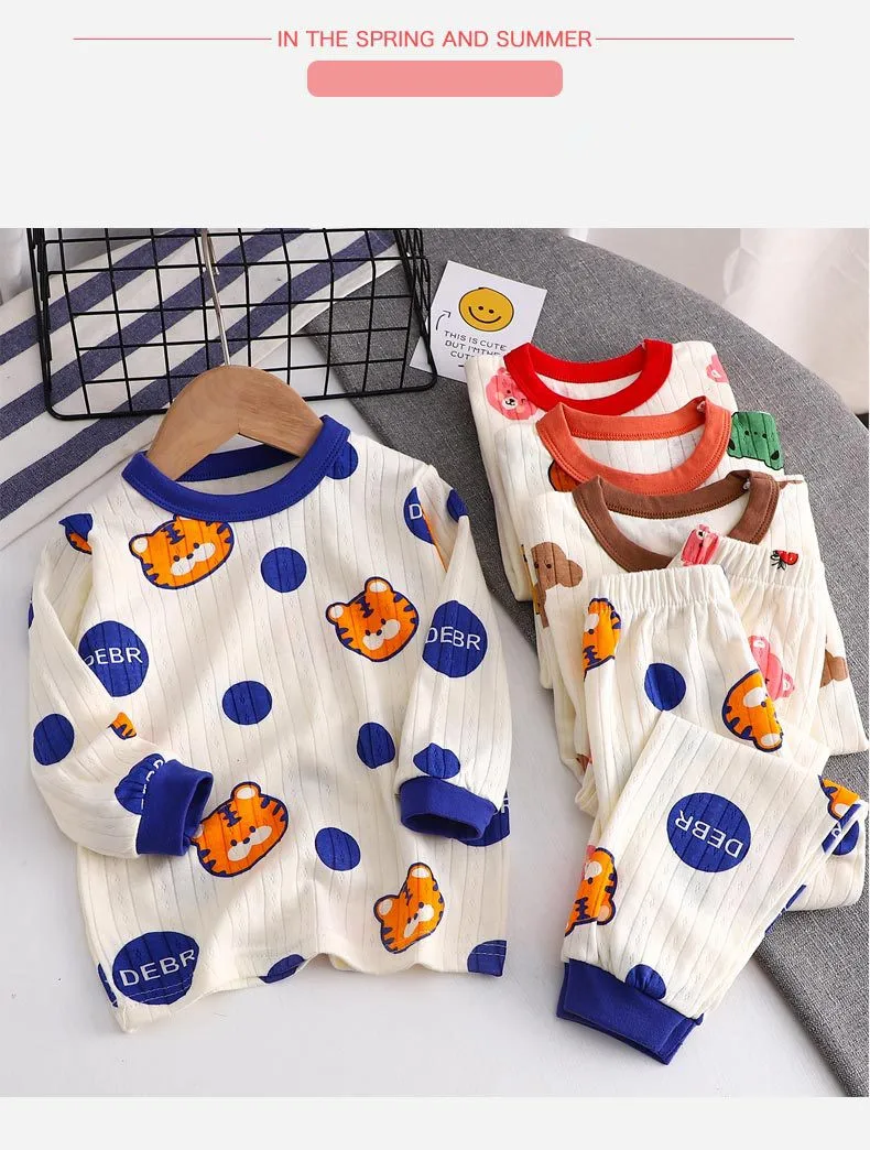 Conjunto de pijama infantil con temática de dibujos animados