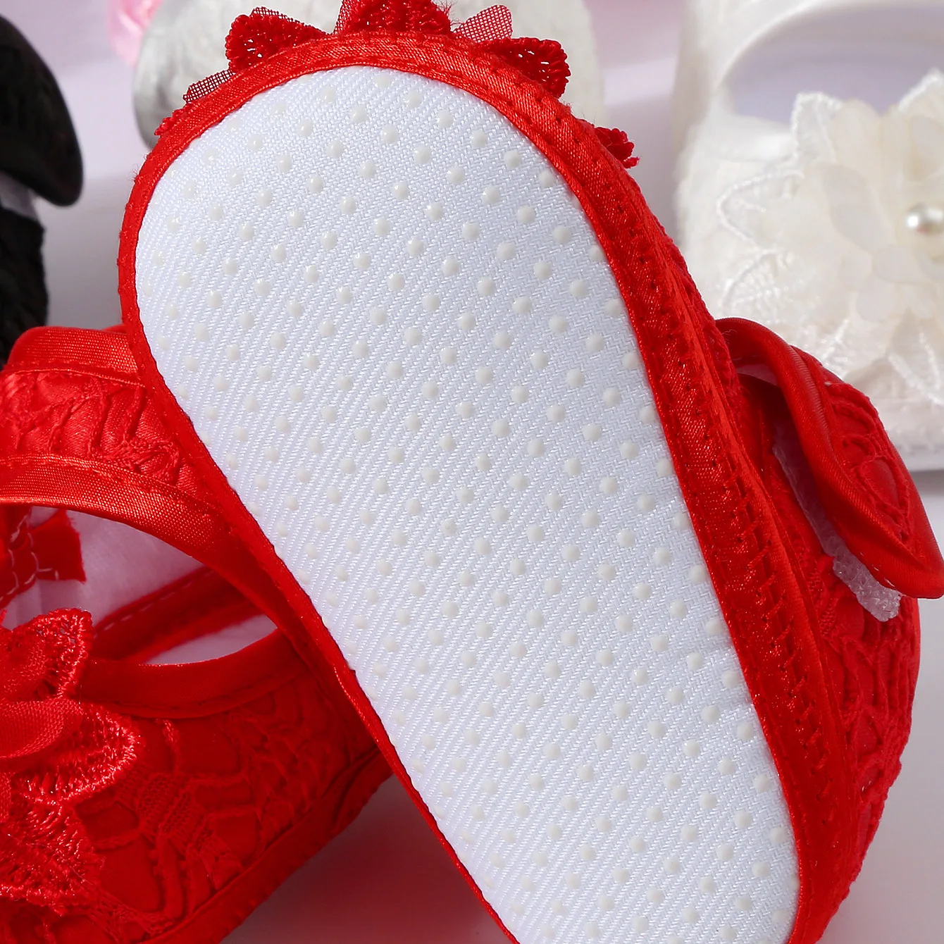 Zapatos antideslizantes de bebé con perlas florales y calcetines - imagen 5