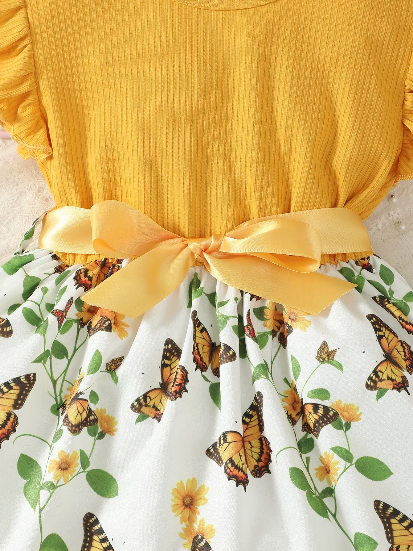 Vestido para niña visto desde diferentes ángulos