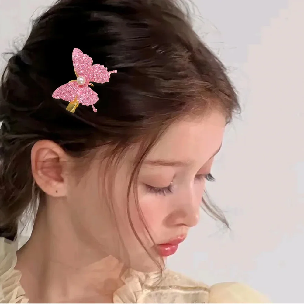 Detalle de mariposa con lentejuelas y perla