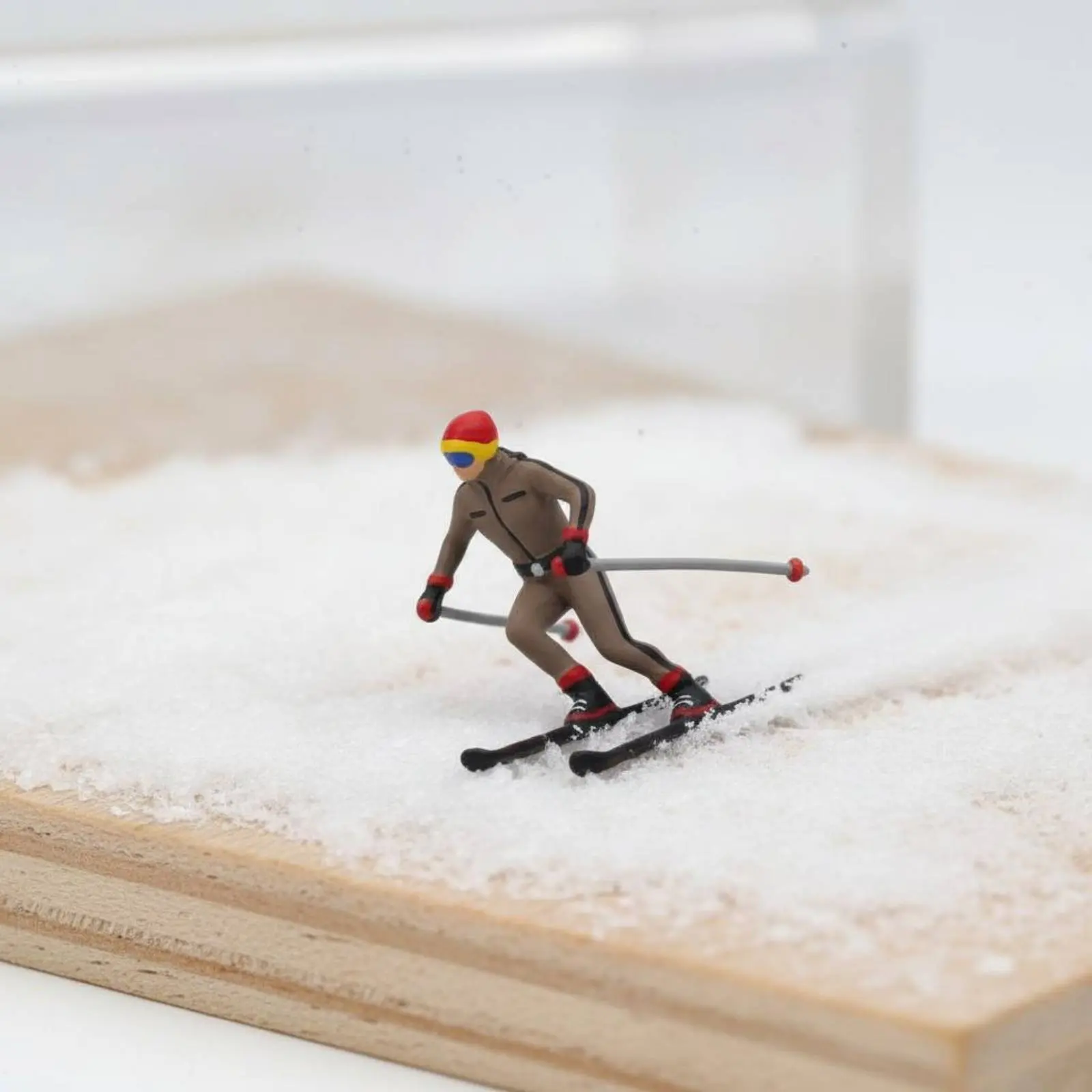 Figura de esquiador en miniatura coleccionable con pose de acción - imagen 3