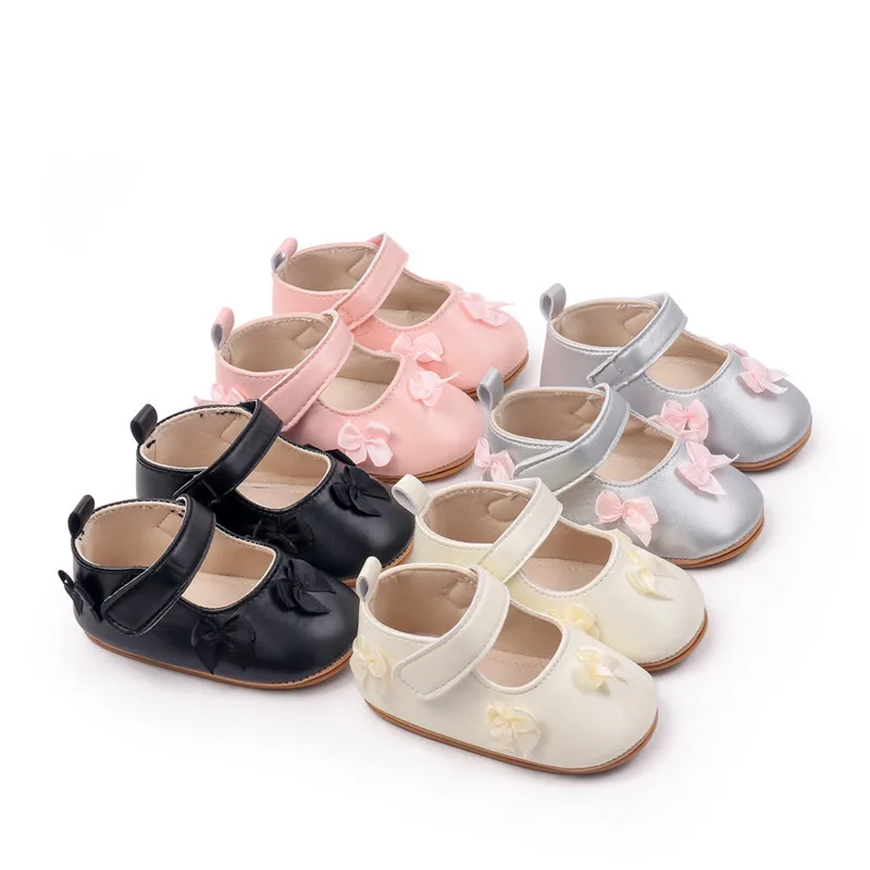 Detalle de lazo en zapatos de bebé niña