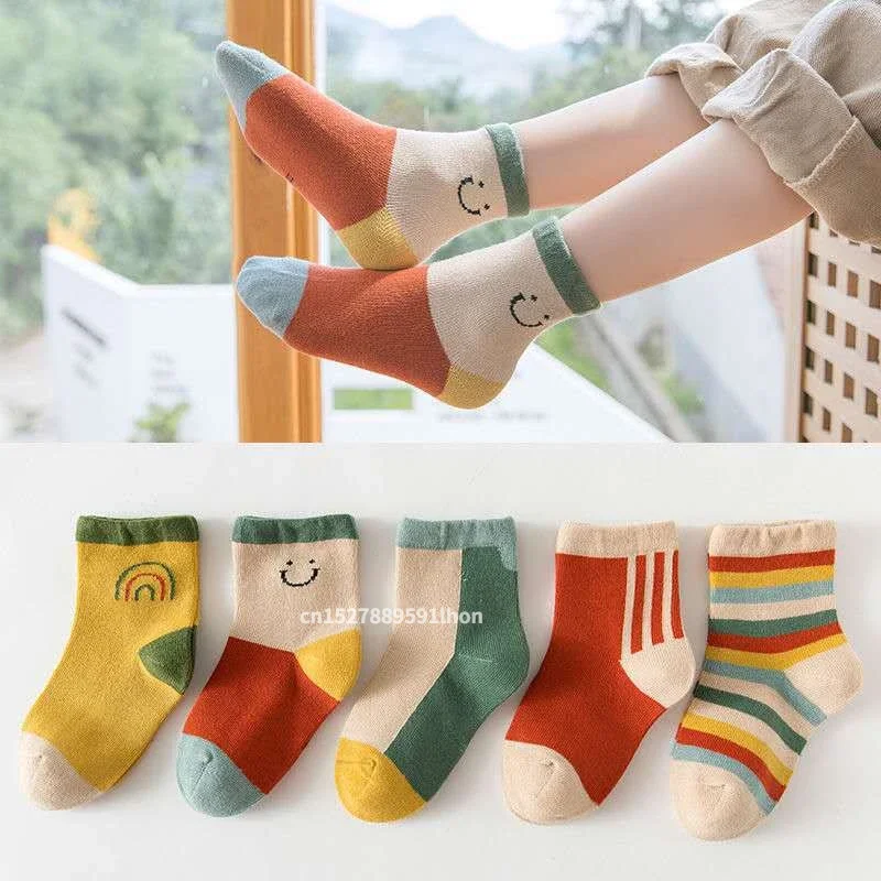 Detalle del diseño: rayas multicolor y patrón infantil