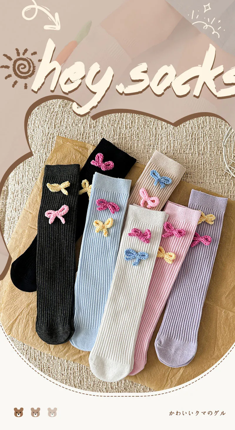 Calcetines de tubo color caramelo con rayas y lazo decorativo