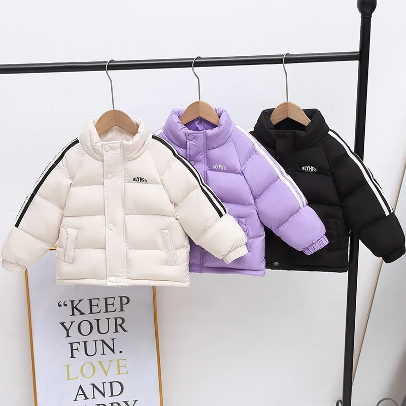 Abrigo grueso para niños en tono neutro mostrando el diseño a rayas