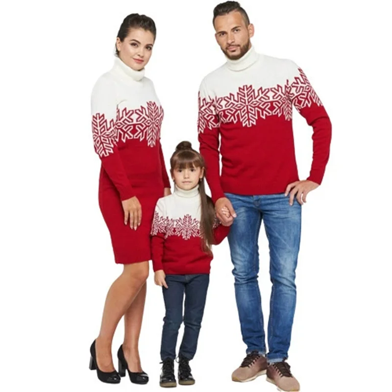 Familia vistiendo suéteres navideños a juego