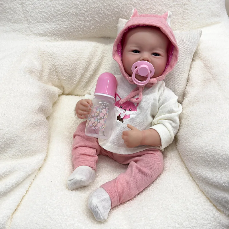 Muñeca vestida con outfit completo y accesorios incluidos