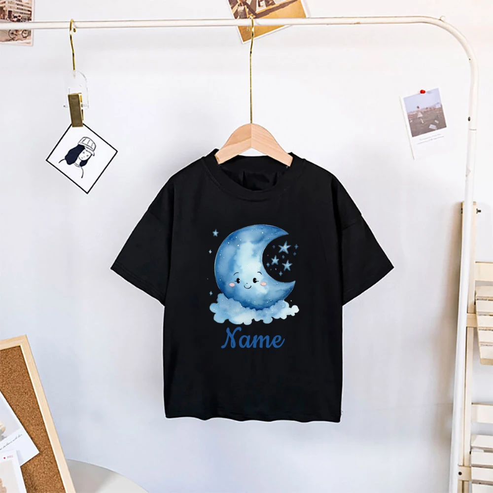Vista trasera de la camiseta infantil con diseño celeste