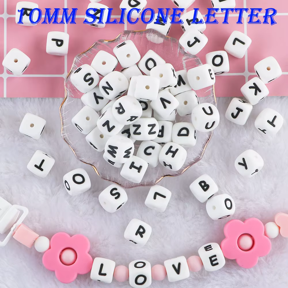 Cuentas de letras dispuestas mostrando variedad de colores disponibles