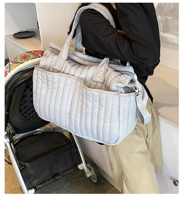 Bolso usado como bandolera, mostrando su versatilidad